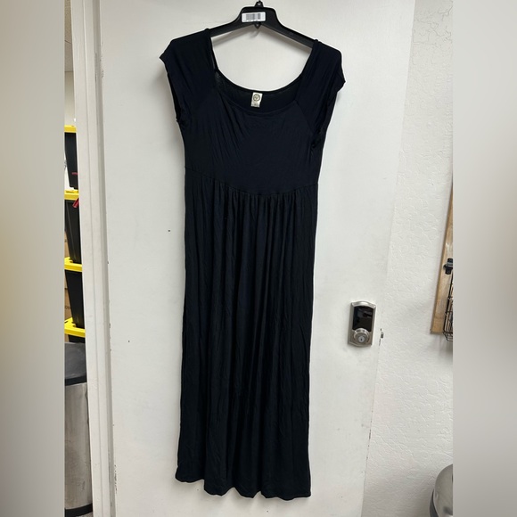 - 24/7 Comfort Apparel Maxi Dress With Round Neck and Empire Waist in Blac… - Picture 2 of 2